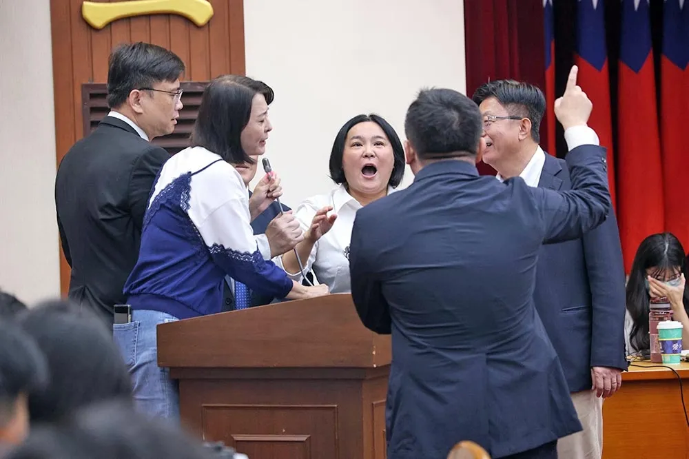 藍綠再互嗆！立法院審《財劃法》爆口角　陳玉珍宣布休息