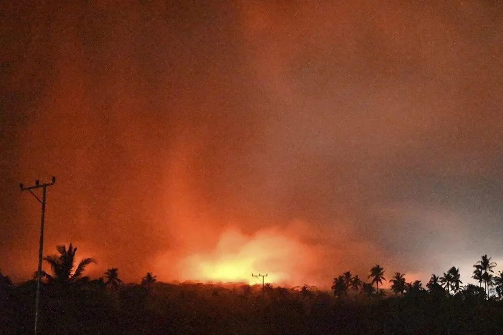 【有片】印尼觀光火山突爆發　火山灰柱2000公尺高釀10死、逾萬人疏散