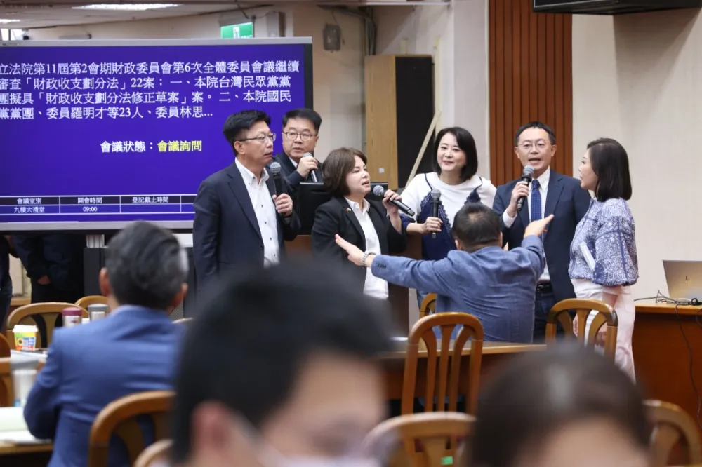 《財劃法》初審藍綠爆衝突！議事數度停擺　11/6再戰