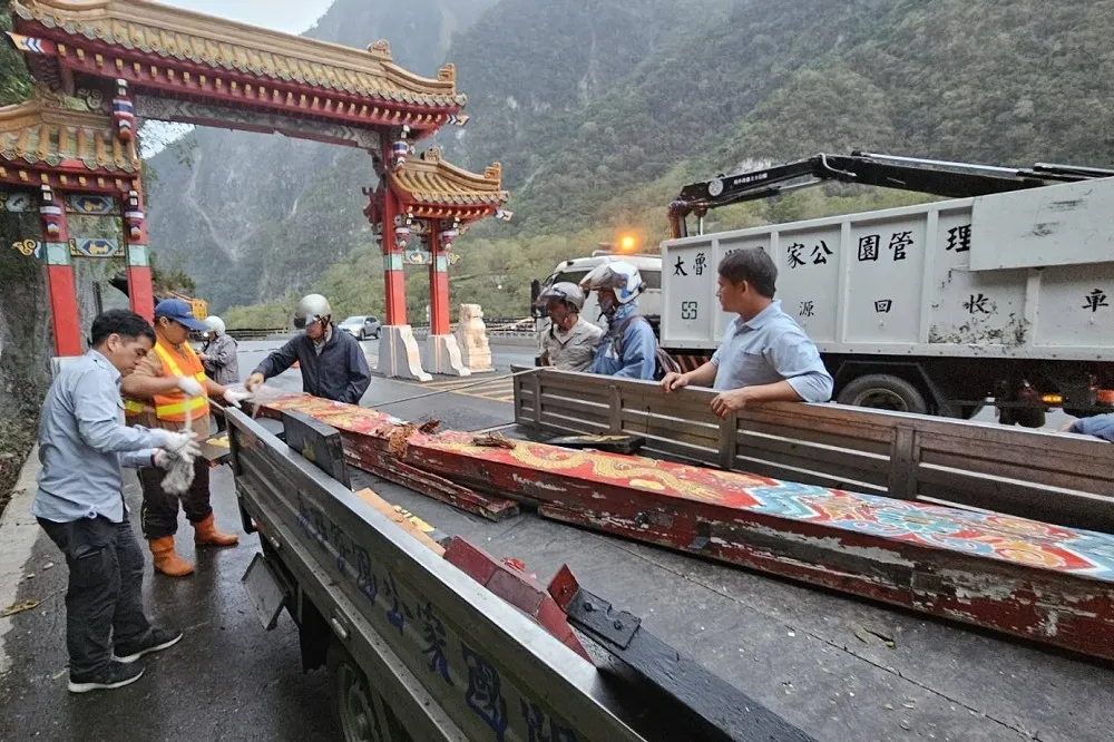 64年地標太魯閣牌樓遭卡車撞壞　「東西橫貫公路」字體全掉落