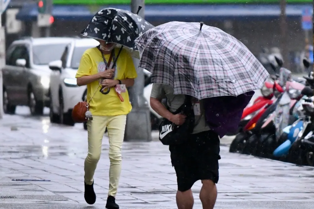 快訊／北台灣濕搭搭！氣象署發布大雨特報　4縣市下到明天
