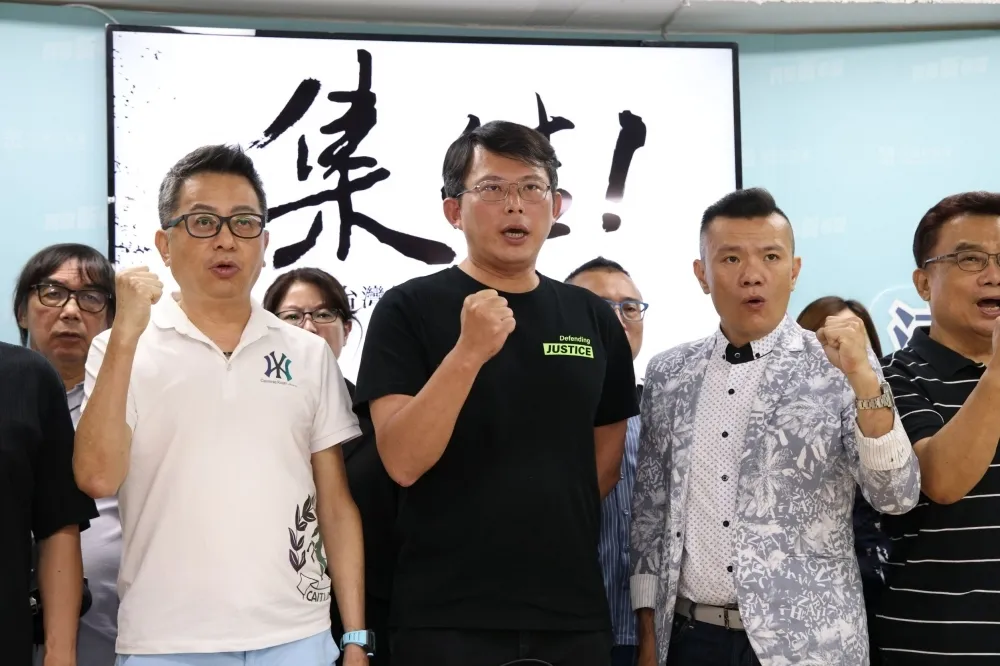 黃國昌靜候柯文哲起訴黃袍加身？