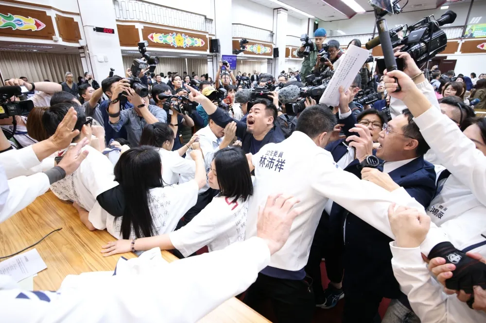 國民黨團3分鐘將《財劃法》送出委員會　朝野爆肢體衝突、陳玉珍遭壓在桌上