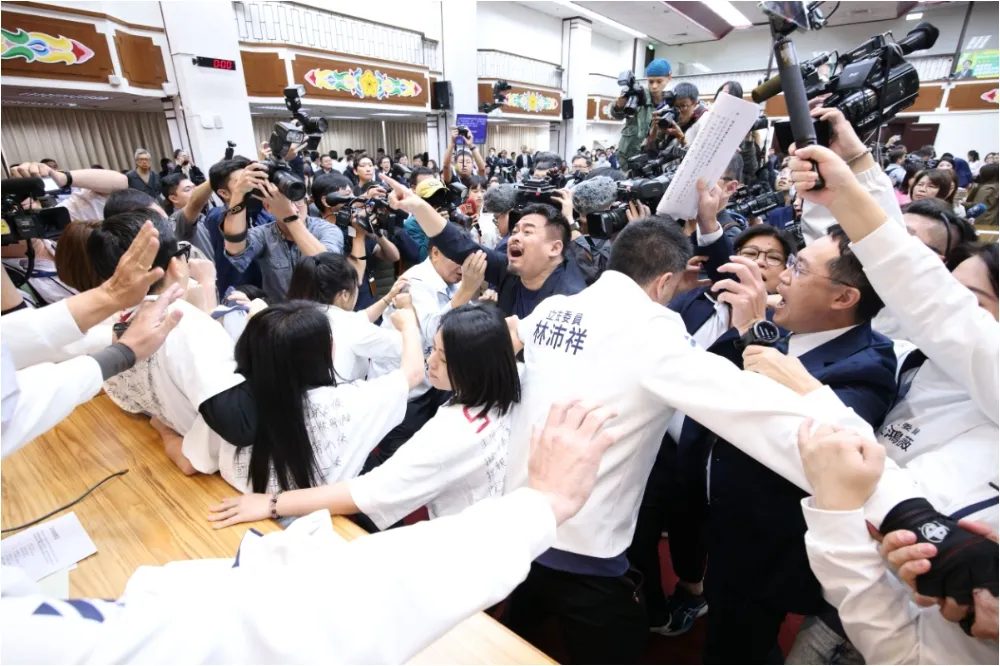 藍3分鐘將《財劃法》送出委員會　綠怒批「3分珍」詐騙