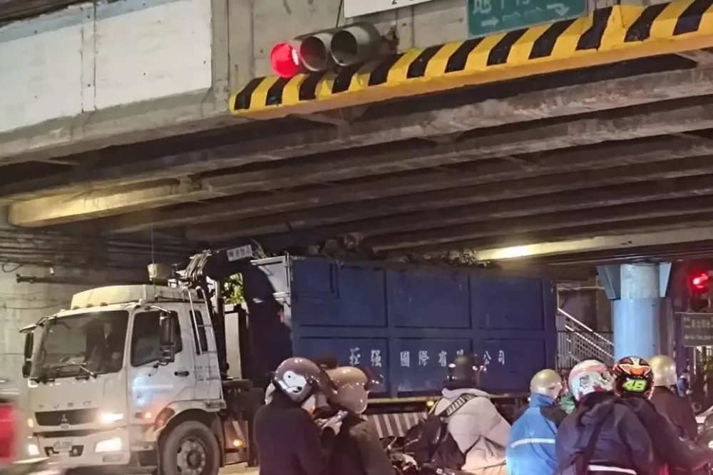 超衰！永和「福和橋」還沒修復完又被撞　今再派技師檢查