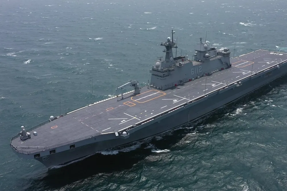 日本防相首度登上南韓海軍最大戰艦　凸顯印太局勢緊張升級