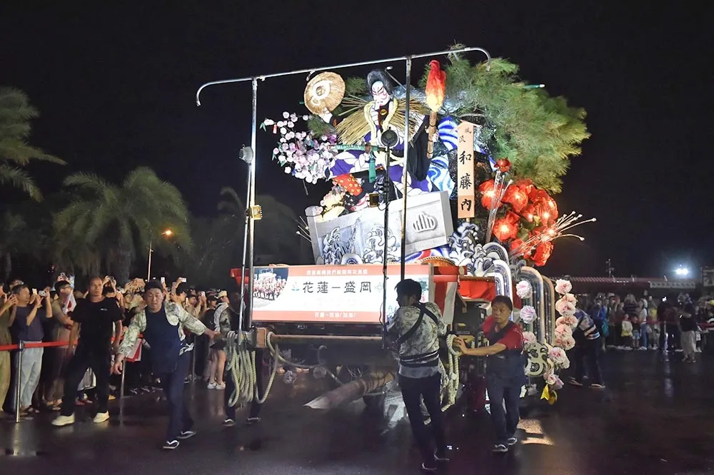 【觸楣頭】日本盛岡山車花蓮踩街祈福　播音車放「悼」字樣惹議、 廠商道歉