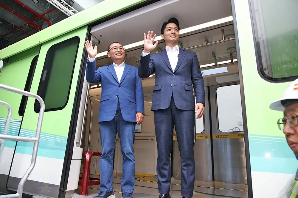 捷運萬大線首輛列車亮相！蔣萬安喊「拚2027通車」
