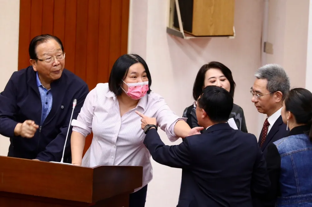 財委會再爆衝突！不滿《財劃法》3分鐘闖關　綠提上周「會議無效」
