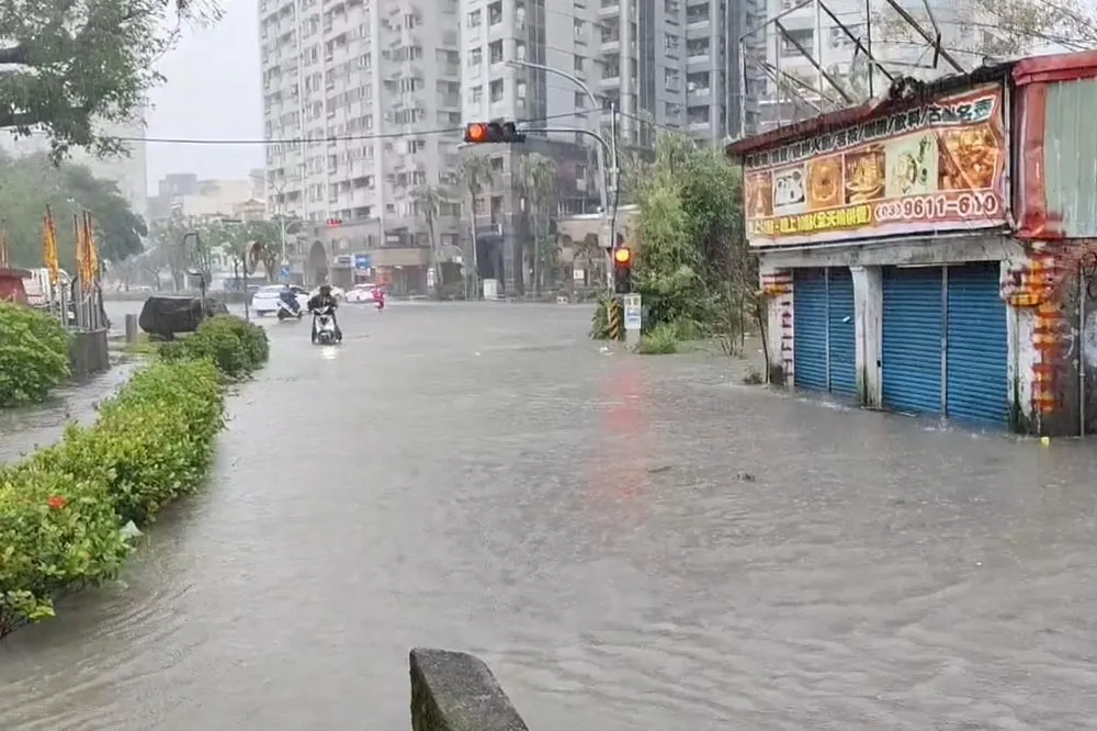 【有片】輕颱「天兔」還沒來宜蘭就下暴雨　羅東淹水民眾怨：要坐船上班了