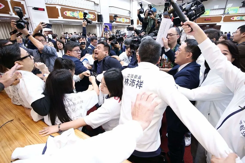 陳嘉宏專欄：法案這樣審　周萬來的書可以丟進垃圾桶了