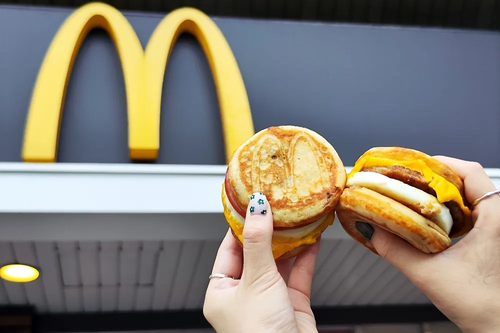 【開箱片】部分餐廳暫時售完！麥當勞早餐 McGriddles「楓糖厚鬆餅漢堡」終於在台販售