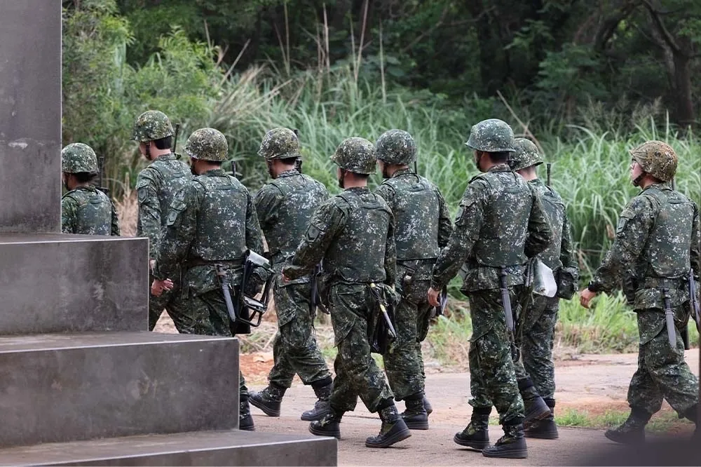 陸軍役男夾帶逾50顆「喪屍煙彈」進營區　第六軍團：已依法送辦