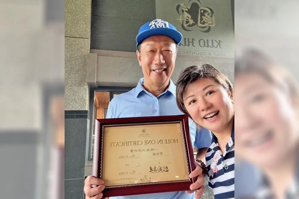爽翻了！郭台銘打高爾夫一桿進洞　打賞桿弟50萬元現金紅包