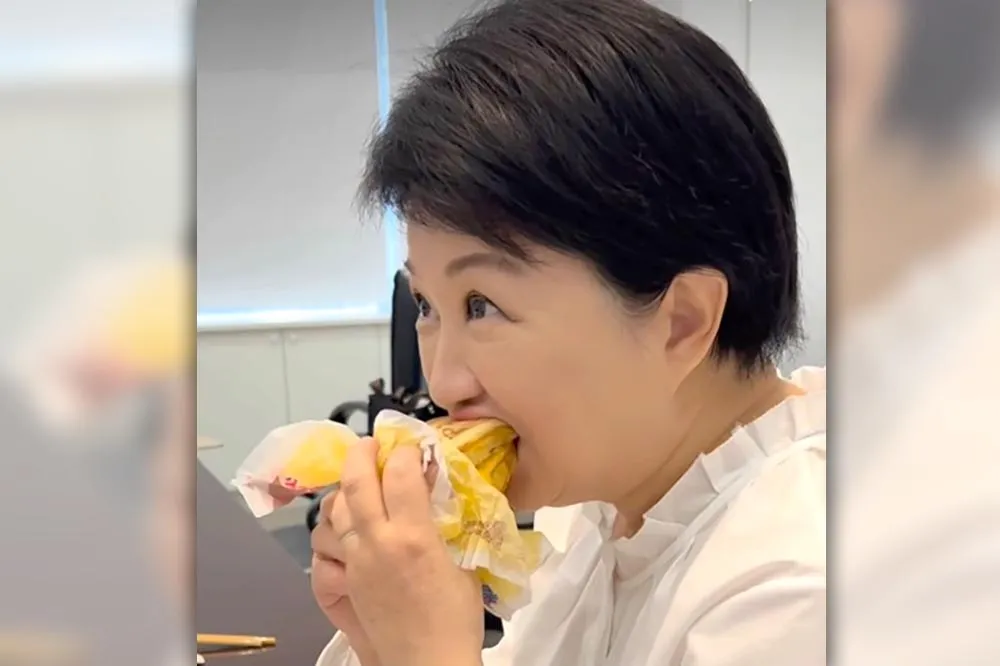 大口吃麥當勞「厚鬆餅堡」　盧秀燕憋笑10秒給出3字評論