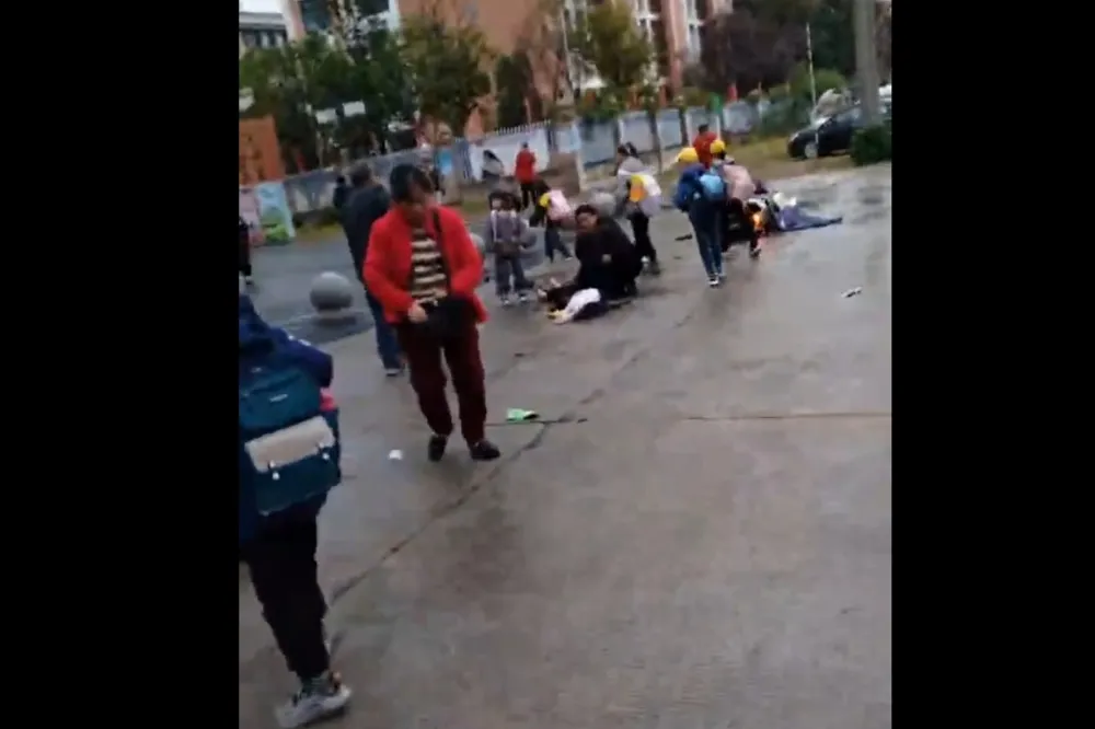【有片】珠海報復社會模倣犯？湖南驚傳汽車衝撞小學　多名學生倒地傷亡不明