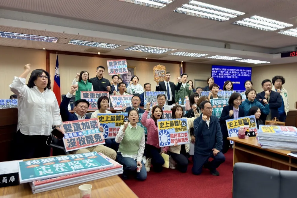 為《選罷法》攻防備戰！綠營清晨佔領主席台　防藍營突襲闖關