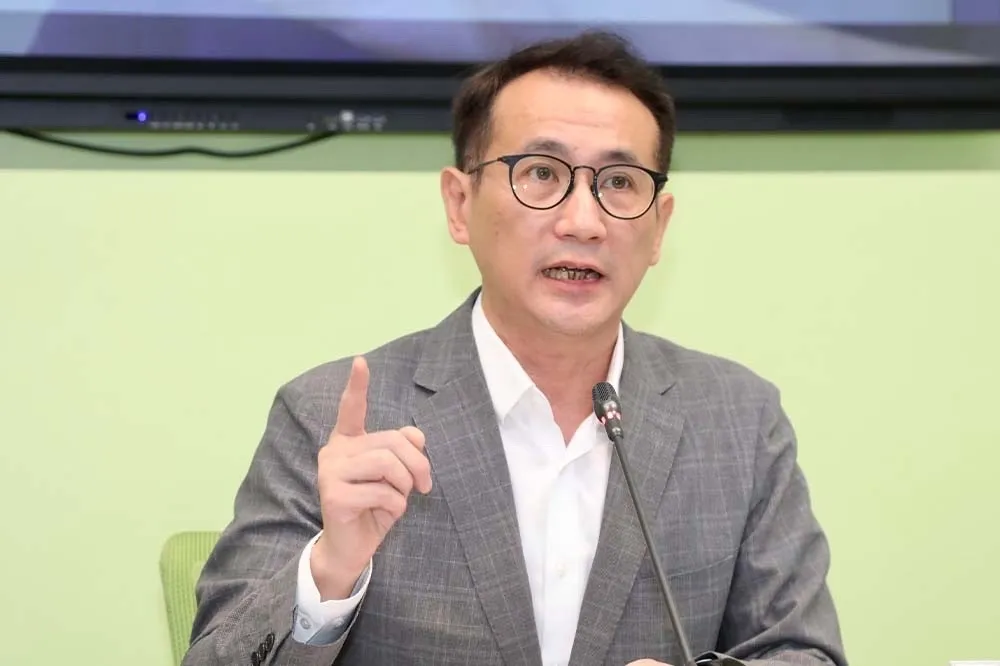 謝宜容涉職場霸凌　鄭運鵬揭文官體制「過度保護」：不可能一刀斃命