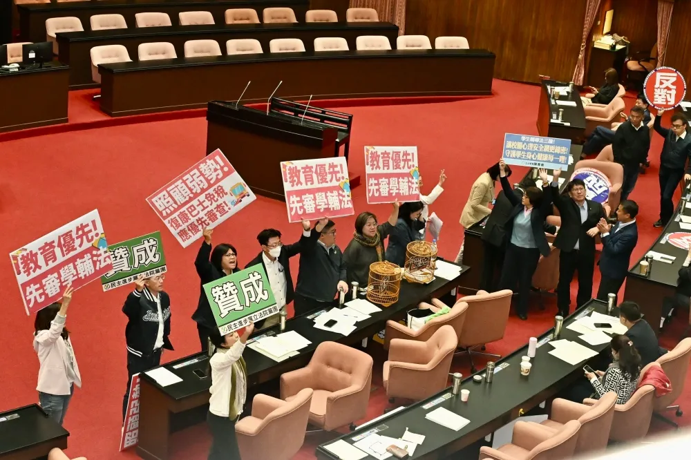 防堵藍營強行通過《選罷法》修法　民進黨團「51戰隊」一早議場集結