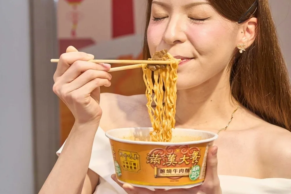 台灣第一款減鈉泡麵！滿漢大餐「減鈉蔥燒牛肉麵」家樂福搶先開賣　11 月底前享嚐鮮優惠