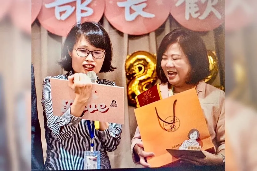 許銘春收愛馬仕絲巾笑開懷　名嘴曝送禮者非謝宜容而是同僚「不樂之捐」
