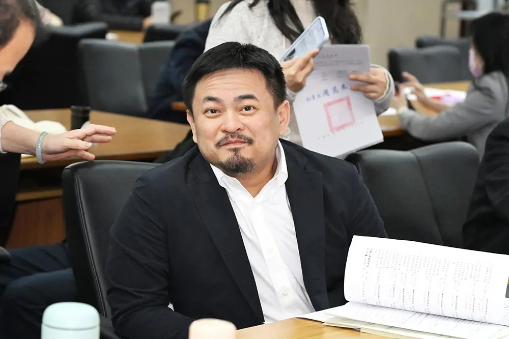 不用加班了！洪申翰要求同仁「六日開會」挨批　晚間宣布：延後至周一