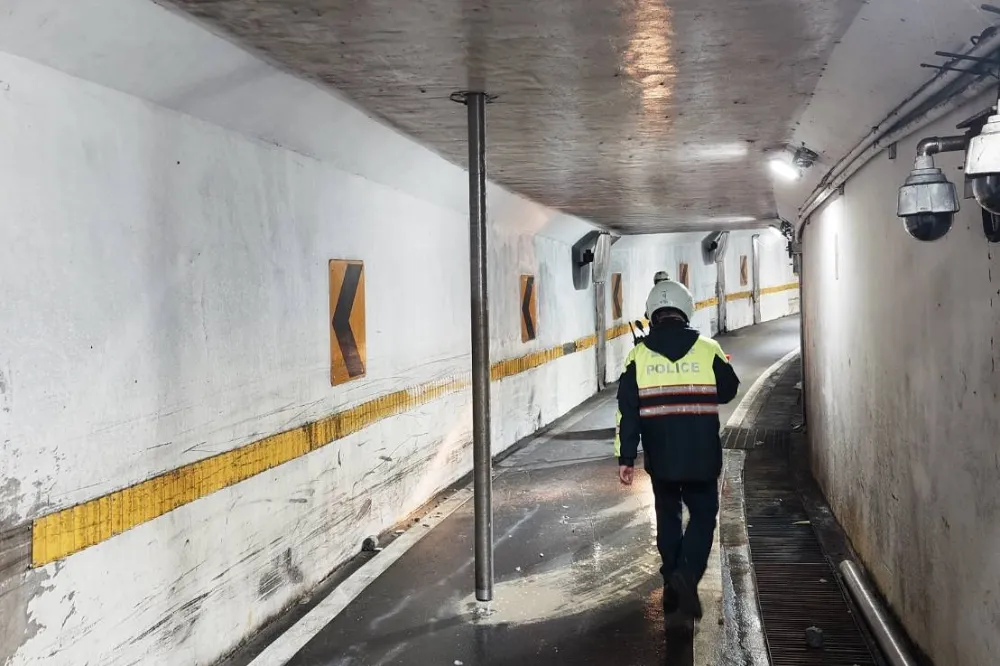 道路施工鐵柱打穿地下道　騎士撞柱慘摔、新北市府重罰業者