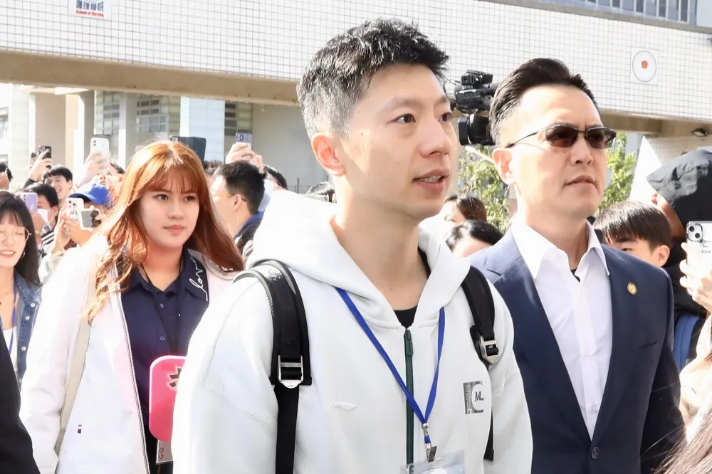 馬龍與文大學生切磋球技促「乒乓外交」？　蕭旭岑：準確說是「兩岸乒乓」