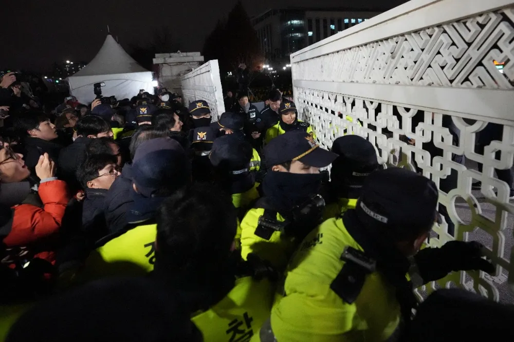 【有片】軍人拿槍遏制抗議民眾　武裝戒嚴部隊持K1衝鋒槍破窗進入國會
