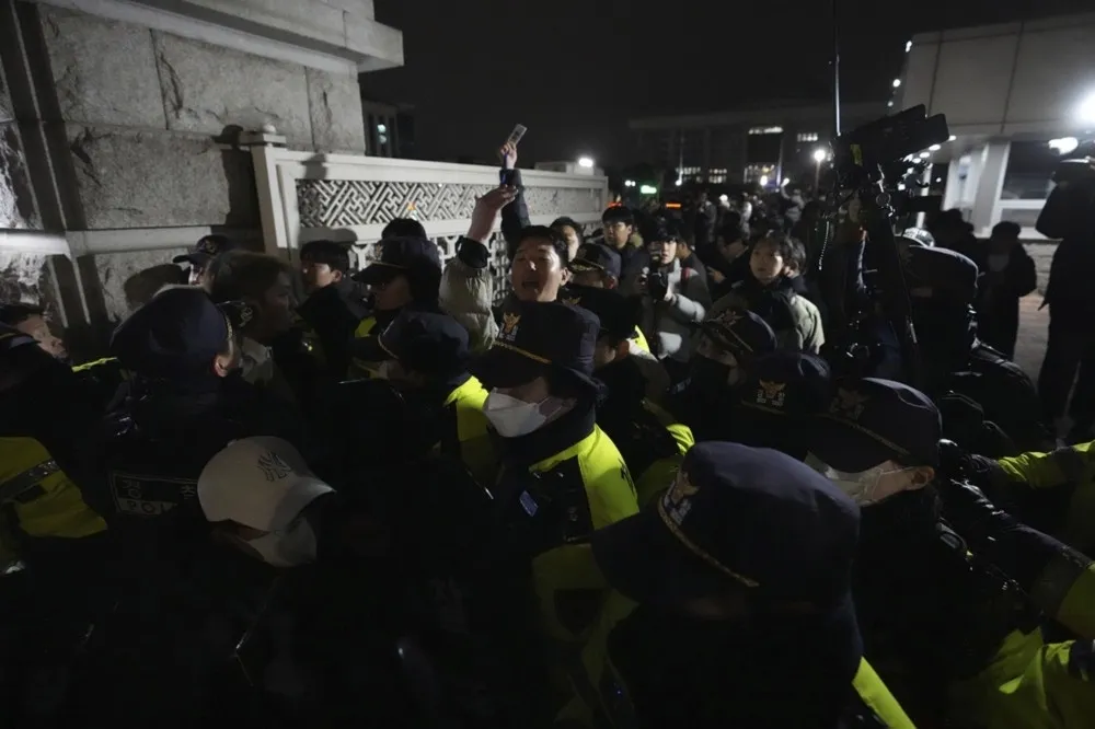 南韓戒嚴又解嚴！在野黨黨魁李在明翻牆入國會　台灣網友驚呼：跑酷玩家