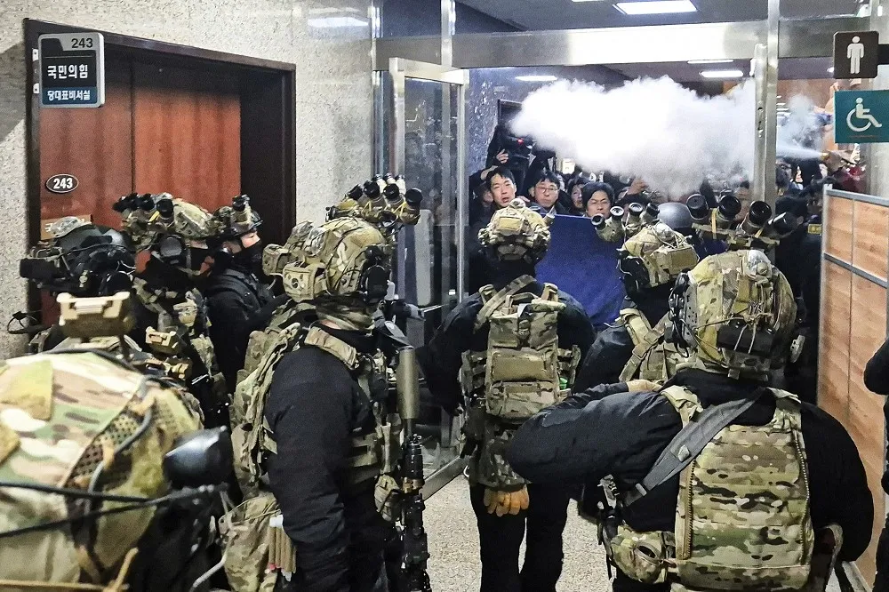 軍隊闖國會！南韓在野黨黨魁李在明被捕　執政黨黨魁、國會議長也被抓