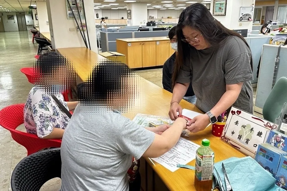 幫失智長輩找回家的路　「安心手鍊」新增18處申辦窗口　