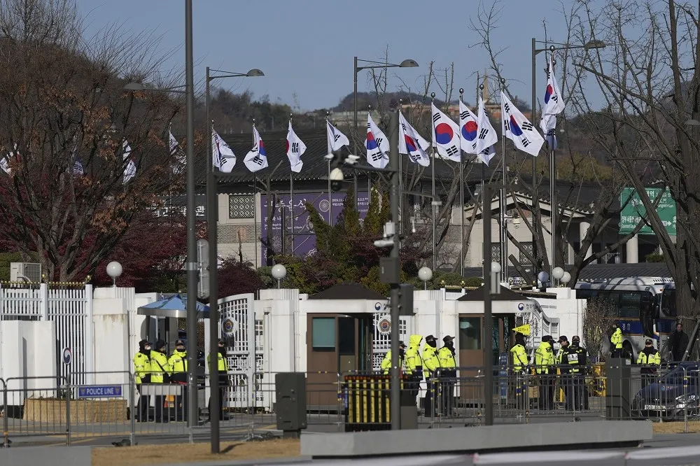 戒嚴令恐衝擊美國抗中框架　彭博：北京料「撿到槍」宣揚制度優勢