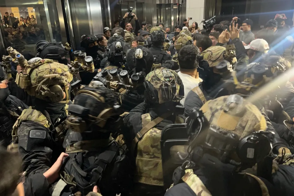 日媒：尹錫悅讓步解嚴　關鍵在於議員搶先軍隊佔領國會