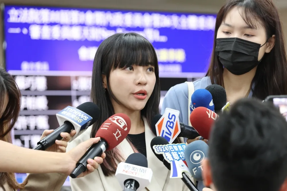 遭影射發布民進黨團「戒嚴文」　黃捷澄清「無粉專權限」：猜測太荒謬