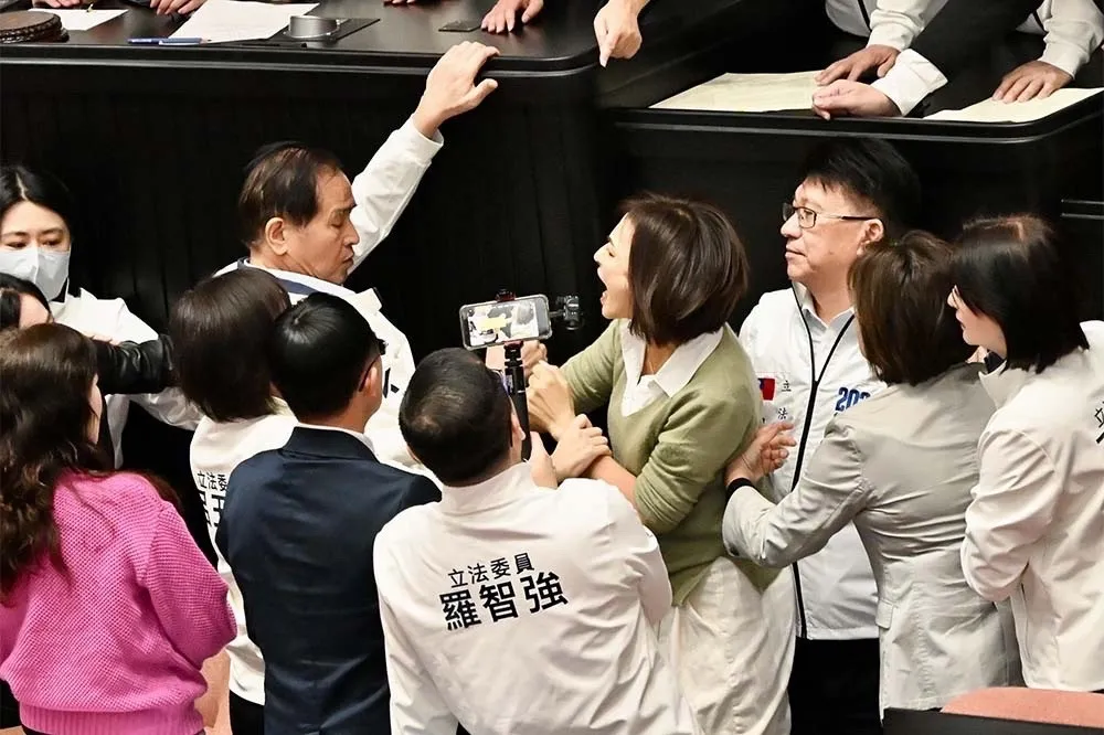 藍委鄭天財脫口「戒嚴是為了保護台灣」　綠委怒了：向台灣人道歉