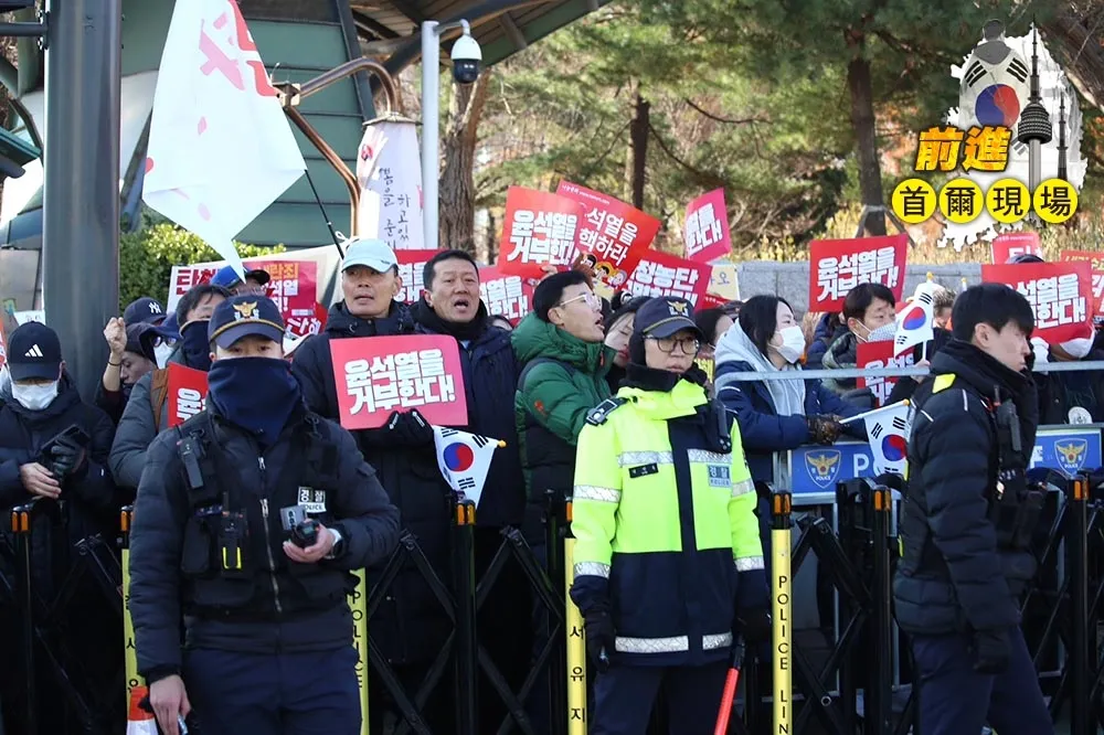 【前進首爾現場】抗議群眾聚集國會外聲援彈劾案　尹錫悅支持者暴走潑汽油