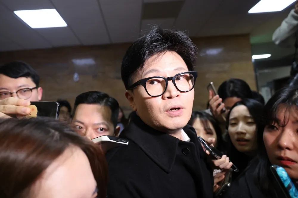 不滿執政黨要丈夫「有序下台」　金建希傳找YouTuber「處理韓東勳」