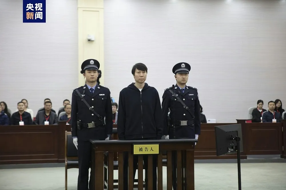 中國國足明星教練李鐵貪腐被判20年　網友諷：終於進「囚」了