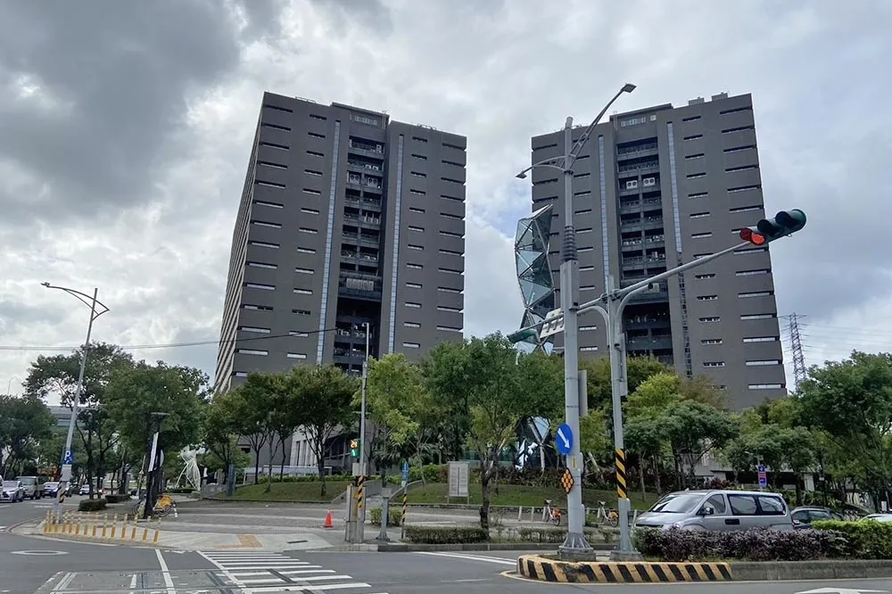 公務員遭霸凌輕生月餘　母擺花束心碎嘆：等不到兒回來吃飯