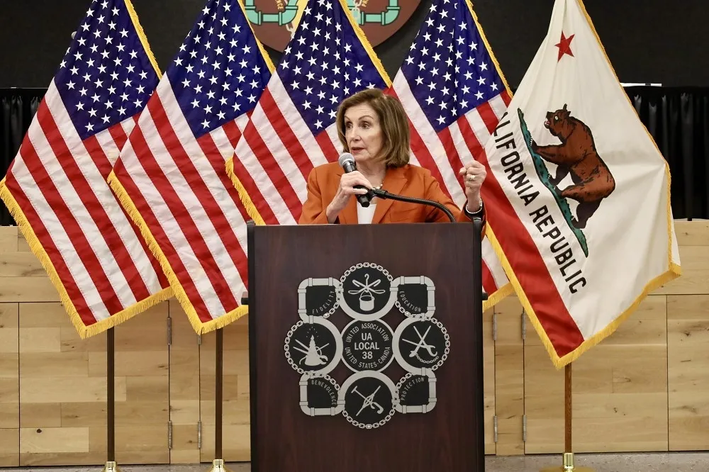 美眾院前議長裴洛西出席二戰紀念活動時受傷　就醫接受評估