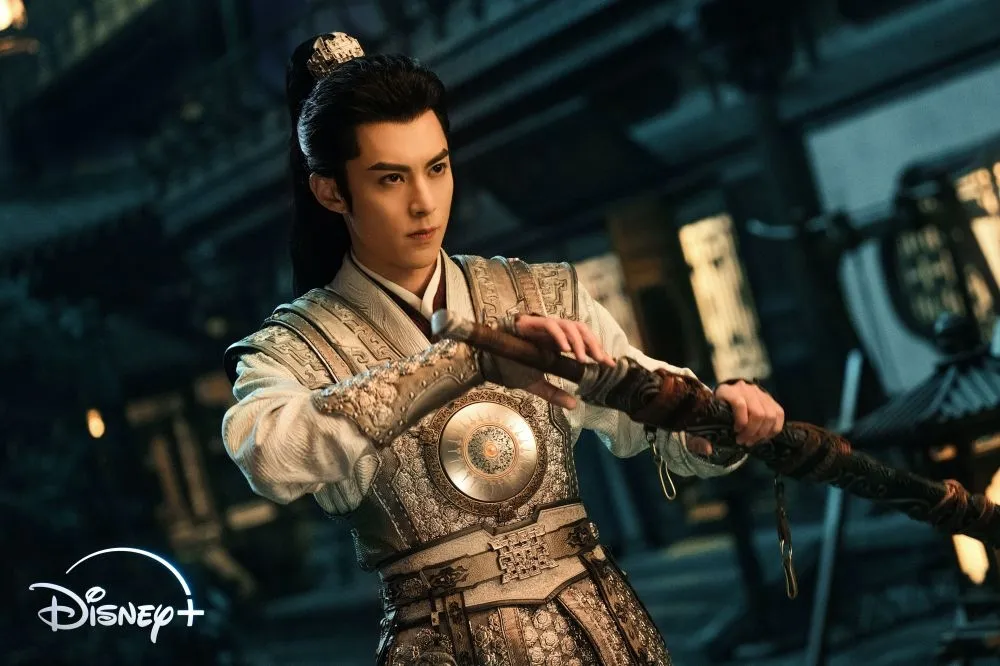 王鶴棣、田曦薇新劇《大奉打更人》Disney+播出　花絮曝光他拋偶包逗童星溺愛滿溢