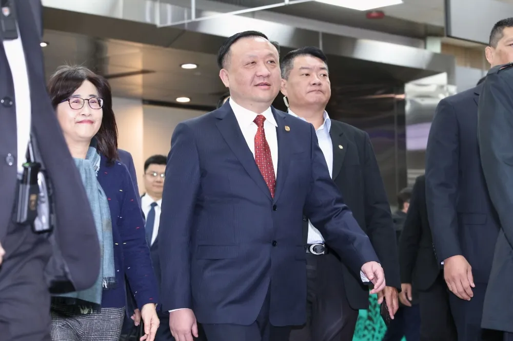 【雙城論壇】上海副市長華源率團抵台　台灣國拉布條抗議、新黨游智彬嗆聲遭架離