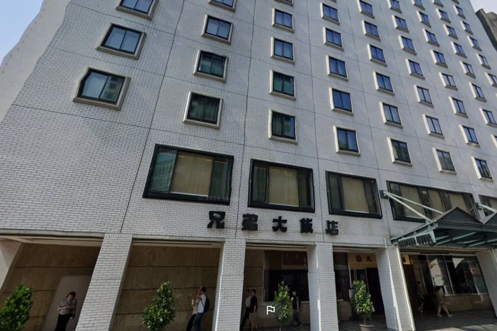 兄弟飯店爆食物中毒疑雲！民眾上吐下瀉「膽汁都吐出來」　衛生局派員稽查
