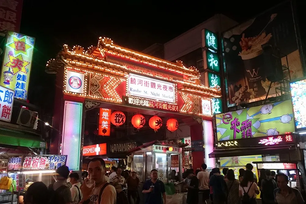 跟著《夜市王》吃美食小心發胖？營養師公開 30 種「夜市小吃熱量圖鑑」　吃完雞排、臭豆腐、蚵仔煎要慢走 3 小時