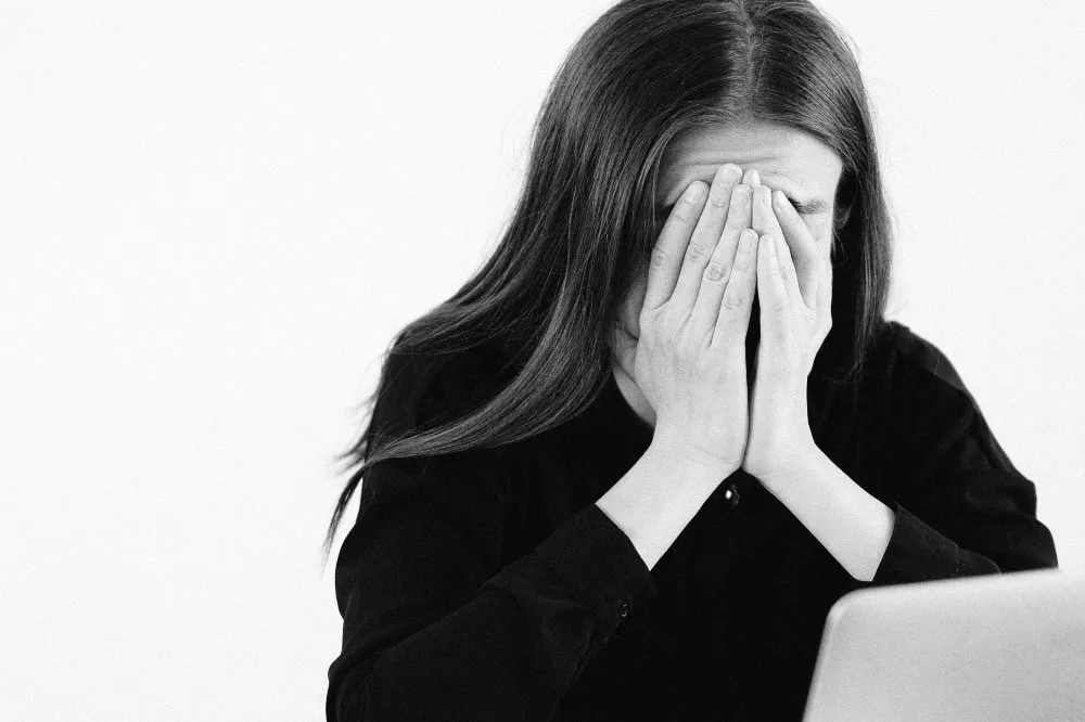 【霸凌案又一樁】部屬請喪假女主管嗆「把爸爸快燒一燒」　人事總處怒：依法議處