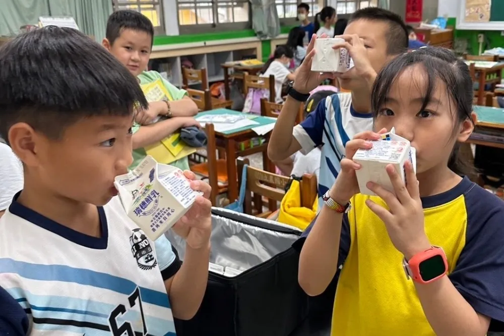 班班有鮮乳政策引發校園反彈　行政院：下學期起停辦