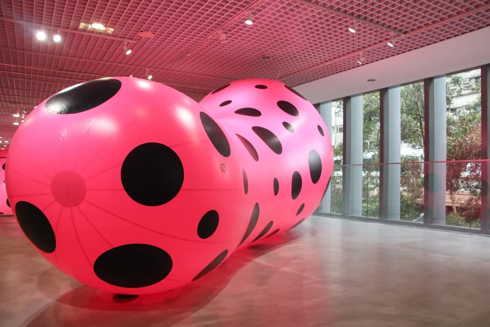 7 顆巨型圓點氣球現蹤北師美術館！日本藝術家草間彌生個展將登場、年輕模樣曝光　近 70 件作品首次在台灣亮相