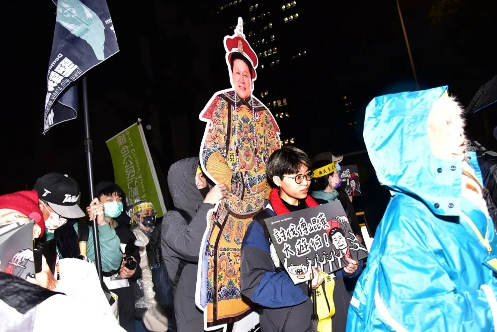 藍硬推《選罷法》引怒火　破萬青鳥站出來高喊「傅崐萁下台」　