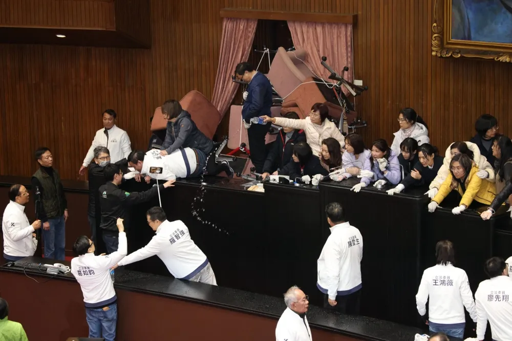藍委鄭天財嗆綠營「你們進去我就燒掉」　律師：恐嚇可關2年